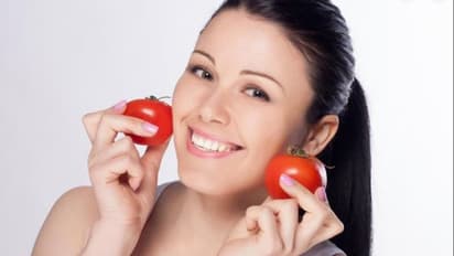 മുഖം തിളങ്ങാൻ ഇതാ രണ്ട് തരം തക്കാളി ഫേസ് പാക്കുകൾ