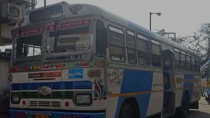 সততার নজির, যাত্রীকে টাকা ও নথি ফেরালেন বাসকর্মীরা