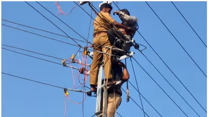 അറ്റക്കുറ്റപ്പണിക്കിടെ കരാർ തൊഴിലാളി ഷോക്കേറ്റ് വൈദ്യുതി തൂണിൽ കുടുങ്ങി; രക്ഷപ്പെട്ടത് അത്ഭുതകരമായി