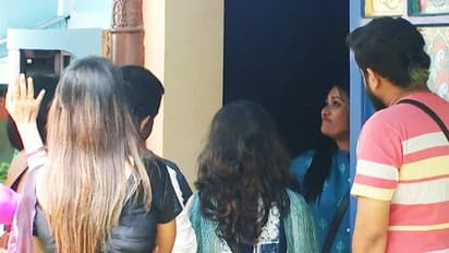 'എന്തായാലും പോകണ്ടേ, ആരെയും വെറുപ്പിച്ചിട്ടല്ലല്ലോ പോകുന്നത്'; യാത്ര ചോദിച്ച് തെസ്നി ഖാന്