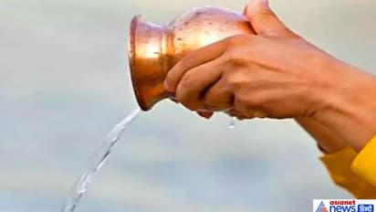 हथेली की इन 5 जगहों को कहते हैं तीर्थ, देवताओं को जल हथेली के किस हिस्से से अर्पित करना चाहिए?