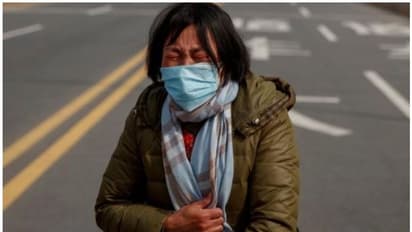 'എന്നെ വിടണ്ട, പക്ഷേ എന്റെ മകളെ കടത്തി വിടൂ, അവൾക്ക് ചികിത്സ നൽകൂ'; കൊറോണ പടരുന്ന ചൈനയില് നിന്നും ഒരമ്മ