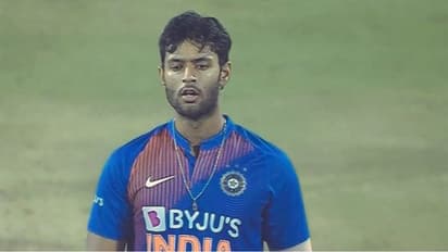 రంజీ సీజన్ కు ముందు కరోనా కలవరం.. టీమిండియా ఆల్ రౌండర్ తో పాటు ముంబై, బెంగాల్ జట్టు సభ్యులకు కొవిడ్