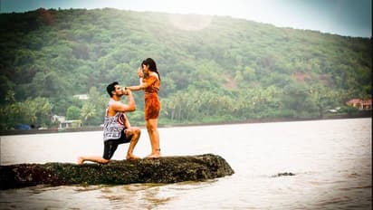 பட பாணியில் நடு கடலில் காதலை வெளிப்படுத்திய பிரபல நடிகர்! விரைவில் டும் டும் டும்!