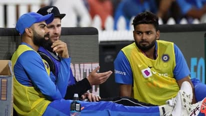 చివరి టీ20, నరాలు తెగే ఉత్కంఠ: పక్కపక్కనే కూర్చొన్న కోహ్లీ, విలియమ్సన్