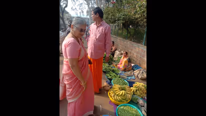 ಹುಟ್ಟೂರಿನಲ್ಲಿ ಚೀಲಾ ಹಿಡಿದು ವಾರದ ಸಂತೆ  ಮಾಡಿದ ಸರಳ ಸಜ್ಜನಿಕೆಯ ಸುಧಾಮೂರ್ತಿ