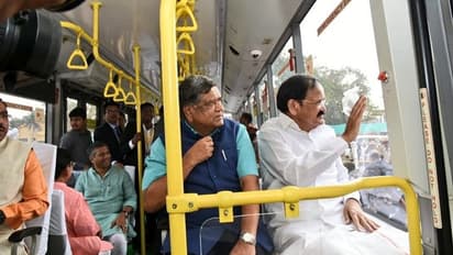 ಹುಬ್ಬಳ್ಳಿ-ಧಾರವಾಡದ ಚಿಗರಿ ಬಸ್ನಲ್ಲಿ ಸಂಚರಿಸಿದ ಉಪರಾಷ್ಟ್ರಪತಿ!