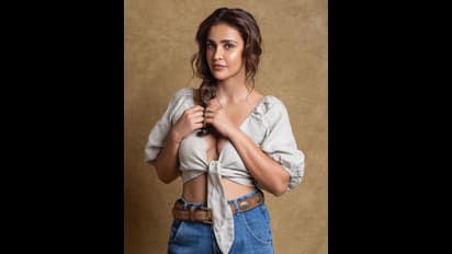 कांग्रेस नेता की बेटी है ये हॉट एक्ट्रेस, जिसकी फोटोज ने सोशल मीडिया में फैलाई है सनसनी