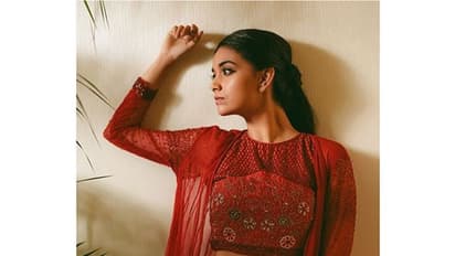 అప్పుడే బాగున్నావ్.. ఇప్పుడు చూడబుద్ది కావట్లే.. కీర్తి న్యూలుక్ పై ట్రోల్స్!