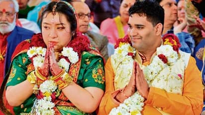 করোনা আতঙ্কের মাঝে পরিণতি পেল ভালবাসা, চিন থেকে এসে সত্যর্থকে বিয়ে করলেন জিহাও