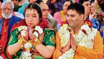 കൊറോണ കാലത്തെ പ്രണയം; അതീവ സുരക്ഷയില് ചൈനീസ് യുവതിയെ താലി ചാര്ത്തി ഇന്ത്യന് യുവാവ്