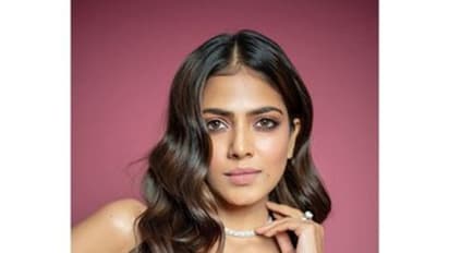 பஞ்சு மிட்டாயாய் கரைய வைக்கும் படுகவர்ச்சி... மாஸ்டர் பீஸாய் மாறிய மாளவிகா மோகனனின் ஹாட் கிளிக்ஸ்...!