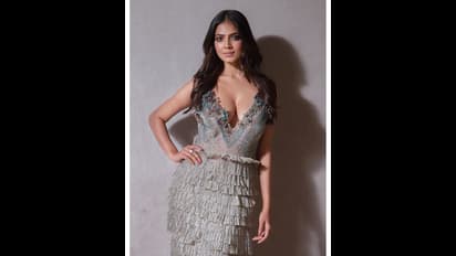 கொடியில் பழம் பறிக்கும் கொடியிடையாள்... எக்கி நின்று இடுப்பை காட்டி இளசுகளை விக்க வைக்கும் மாளவிகா மோகனன்...!