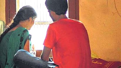 వివాహితతో అక్రమసంబంధం.. భర్తకు తెలిసి పోలీస్ కేసు పెట్టడంతో.. విషం తాగి ఠాణాకు వచ్చిన ప్రేమికుడు..