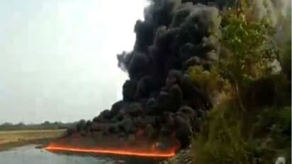 দাউ দাউ করে জ্বলছে নদী, অসমের ডিবরুগড়ে ভয়াবহ অগ্নিকাণ্ড, দেখুন ভিডিও