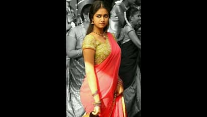 குடும்பத்துடன் ஓணம் கொண்டாடிய கீர்த்தி சுரேஷ்... க்யூட் பேமிலி போட்டோக்களுக்கு குவியும் லைக்ஸ்...!