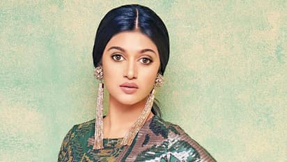 உள்ளாடை மட்டுமே அணிந்து ஹாட் போஸ் கொடுத்த ஓவியா..! ஒல்லி பெல்லி இடுப்பை காட்டி பட வேட்டையா?