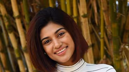 கொரோனா வைரஸ் பீதியால் ஓவியாவுக்கு வந்த அக்கறை... கடுப்பேற்றிய ரசிகரை காண்டாக்கி பதிலடி..!