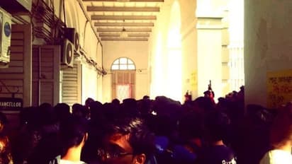 ছাত্রদের দাবিতে উত্তাল প্রেসিডেন্সি, সকাল থেকে ঘেরাও উপাচার্য