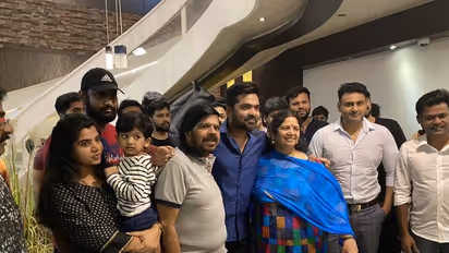 குடும்பத்தோடு கேக் வெட்டி குதூகலமாக 37 வது பிறந்தநாள் கொண்டாடிய சிம்பு!