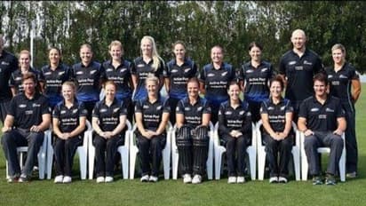 গালে গোলাপি রং মেখে মাঠে নামলেন নিউজিল্যান্ডের ক্রিকেটাররা। জেনে নিন কেন.....