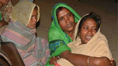 मिड डे मील बनाते समय ईयर फोन पर गाना सुन रही थी महिला, भगोने में गिरकर 3 साल की छात्रा की मौत