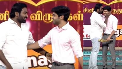 വിജയ് സേതുപതിയില് നിന്ന് 'മുത്തം' ചോദിച്ച് വാങ്ങി ധ്രുവ് വിക്രം