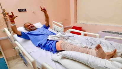 ফ্র্যাকচার পা নিয়েই হাসপাতালের বেডে খোশ মেজাজে গায়ক, সোশ্যাল মিডিয়ায় নিজেই পোস্ট করলেন ছবি