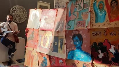 ചിത്രത്തിൽ മുസ്‌ലിം സ്ത്രീകൾക്കടുത്തായി  'ഷാഹീൻ' എന്ന വാക്ക് കണ്ണിൽ പെട്ടു, കലാപ്രദർശനം തടസ്സപ്പെടുത്തി ദില്ലി പൊലീസ്