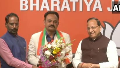 कभी सोनिया के राजनैतिक गुरु रहे नेता के बेटे ने थामा भाजपा का दामन, कांग्रेस को झटका