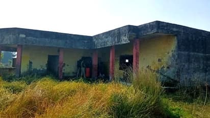 सालों से बंद पड़े पंचायत भवन में मिली अधजली युवती का शव, पास से मिले ये सामान