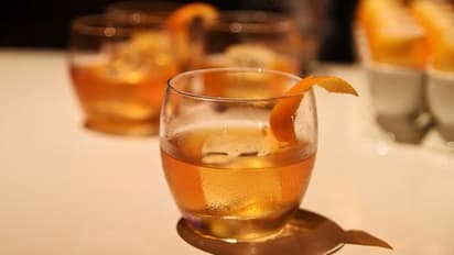 আদা দিয়ে চা পান, মধু দিয়ে হুইস্কি, করোনা ভাইরাস প্রতিরোধে এটাই নাকি মহৌষধি