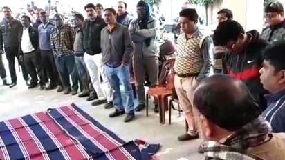 এলআইসি-র 'শেয়ার বিক্রির' প্রতিবাদ, পুরুলিয়ায় বিক্ষোভে নামল এজেন্টরা