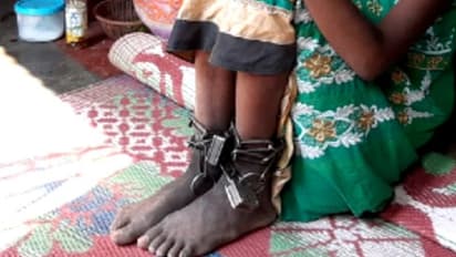 শিকলে বাঁধা ১২ বছরের মেয়ে, আজব চিত্র বর্ধমানে