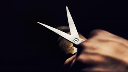 'സുന്ദരിയായി കാണുന്നത് ഇഷ്ടമല്ല, ഭാര്യയുടെ മുടി മുറിച്ച് പൂട്ടിയിട്ടു'; ഭര്ത്താവ് ഒളിവില്, കേസ്