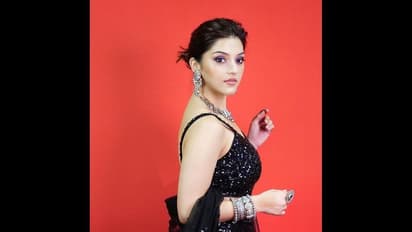 బ్లాక్ డ్రెస్ లో 'ఎఫ్ 2' హీరోయిన్ ఫోజులు.. సమ్మోహన పరిచే అందం!