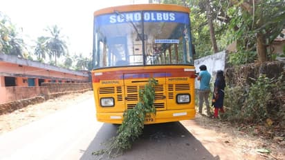 മലപ്പുറത്ത് സ്കൂള്‍ ബസില്‍ നിന്നും തെറിച്ച് വീണ വിദ്യാര്‍ത്ഥി മരിച്ചു