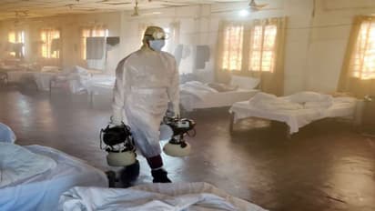 চিকিৎসা করাতে বাধা, করোনার উপসর্গ নিয়ে দেশে ফেরা ব্যক্তিকে গ্রেফতার করল পুলিশ