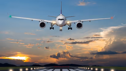 ಹಾರಾಟದ ವೇಳೆ ದ್ವಾರ ತೆರೆದು ವಿಮಾನದ ರೆಕ್ಕೆ ಮೇಲೆ ನಡೆದ!