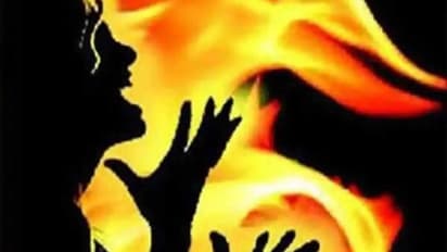 വിവാഹിതന്‍റെ 'വിവാഹ വാഗ്ദാനം' നിരസിച്ചു; ഇരുപത്തിരണ്ടുകാരിയെ പട്ടാപ്പകൽ തീ കൊളുത്തി കൊന്നു, പ്രതി ഒളിവിൽ