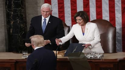 হাত মেলালনি প্রেসিডেন্ট, ট্রাম্পের দেওয়া বক্তব্যে ছিঁড়ে অসৌজন্যের জবাব পেলোসির