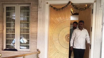 அன்புசெழியன் வீட்டில் அதிரடி காட்டிய ஐடி அதிகாரிகள்! காரில் எற மறுத்த முக்கிய நபரை தரதரவென இழுத்து சென்ற பகீர் புகைப்படங்கள்!