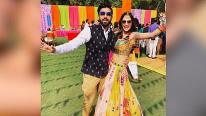 টোটো চালালেন নিখিল, পেছনে বসে দেশিগার্ল, বিয়ের আসর জমালেন এনজে জুটি