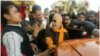 ബലാത്സംഗക്കേസില് ജാമ്യത്തിലിറങ്ങിയ ചിന്മയാനന്ദിന് അണികള് മാലയിട്ടും മുദ്രാവാക്യം വിളിച്ചും സ്വീകരണം നല്കി