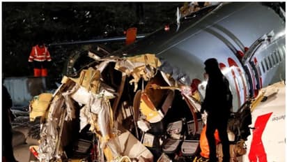 ലാൻഡിങ്ങിനിടെ തെന്നിമാറി റോഡിൽ ഇടിച്ചിറങ്ങിയ യാത്രാ വിമാനം മൂന്നായി പിളര്ന്നു; യാത്രക്കാര് രക്ഷപ്പെട്ടത് അത്ഭുതകരമായി