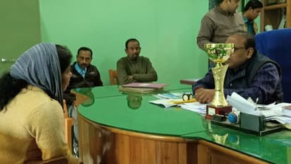 পায়ে জুতো নেই, সরকারি স্কুল থেকে ছাত্রকে 'বের' করে দিলেন প্রধানশিক্ষক