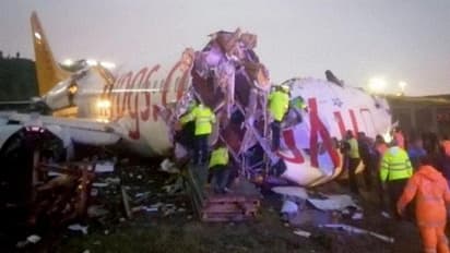 ప్రయాణికులు దిగుతుండగా..ముక్కలైన విమానం.. ముగ్గురు మృతి