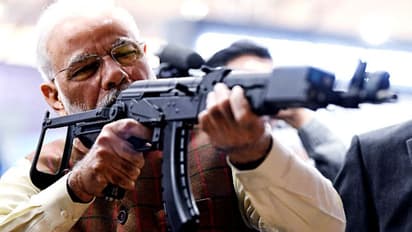 'গান কি বাত', এবার অ্যাসল্ট রাইফেল থেকে গুলি ছুঁড়লেন স্বয়ং নরেন্দ্র মোদী