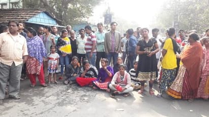 ক্রমশই উত্তপ্ত হচ্ছে ট্যাংরার পরিস্থিতি, হাতে টাকা নিয়ে প্রতিবাদ স্থানীয়দের