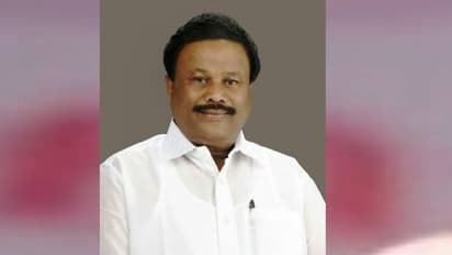 ആദിവാസി ബാലനെകൊണ്ട് ചെരുപ്പ് അഴിപ്പിച്ചു; തമിഴ്നാട് മന്ത്രിക്കെതിരെ രൂക്ഷവിമർശനം - വീഡിയോ